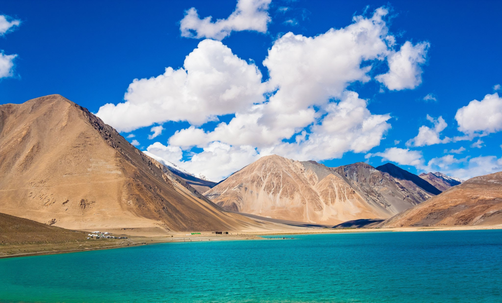  tourist places in India.